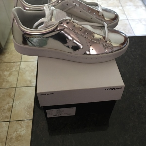 Brand New Converse Men’s Size 7 Women’s Size 8.5 - Picture 2 of 4